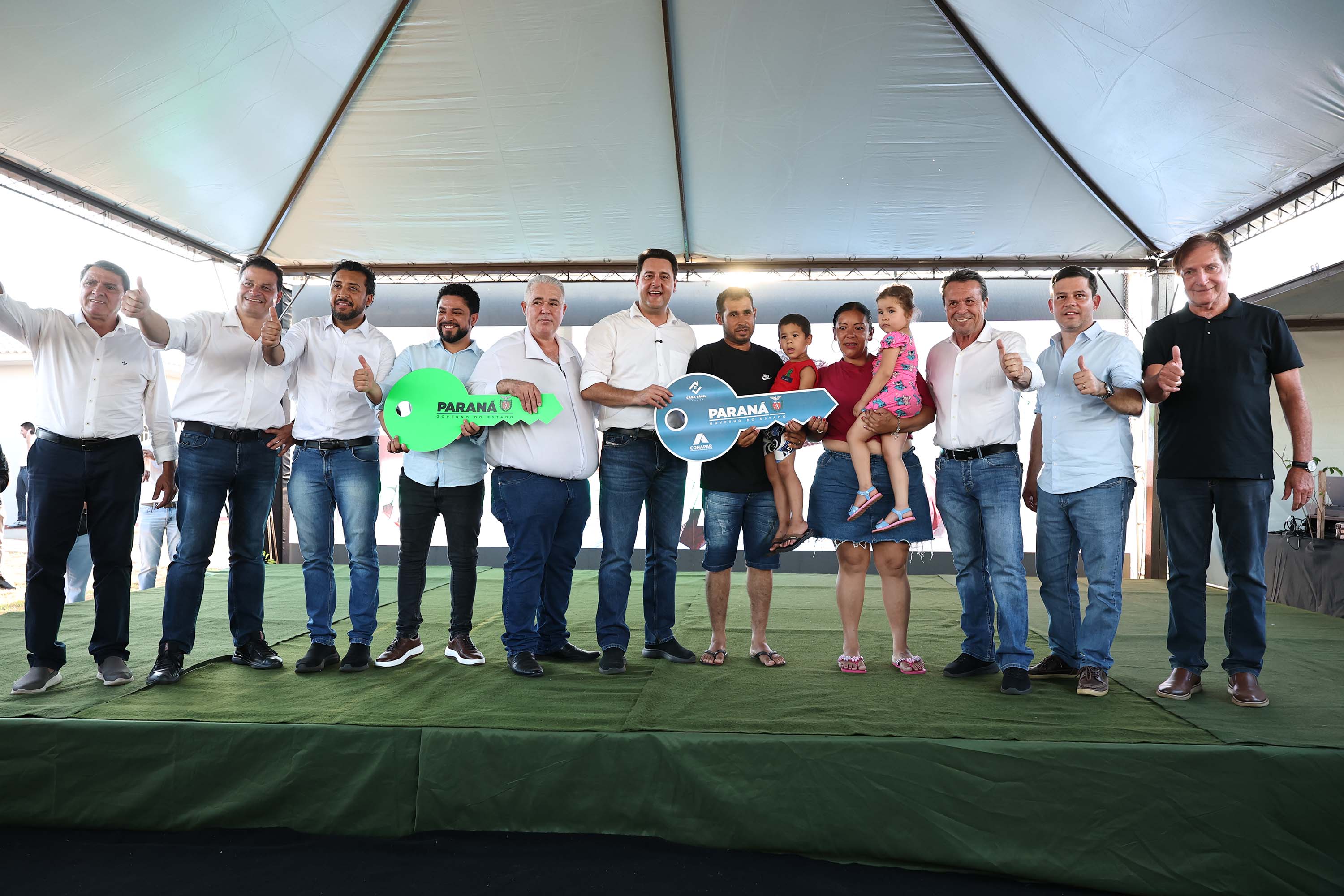 Governador entrega moradias e anuncia R$ 36,2 milhões para estradas rurais em Terra Rica