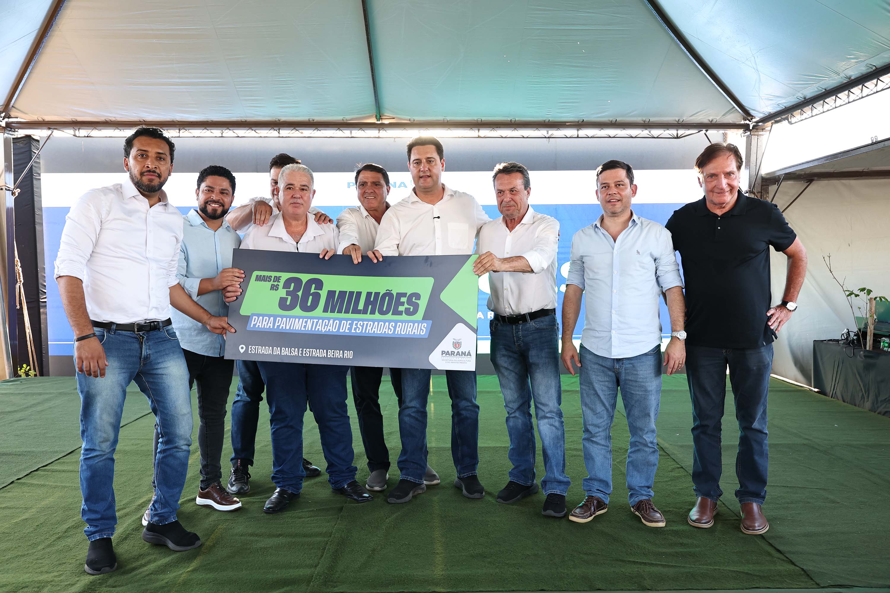 Governador entrega moradias e anuncia R$ 36,2 milhões para estradas rurais em Terra Rica