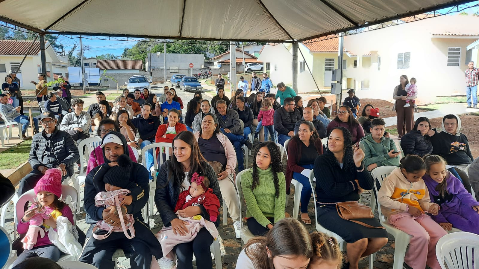 47 famílias de Figueira recebem moradias financiadas pela Cohapar