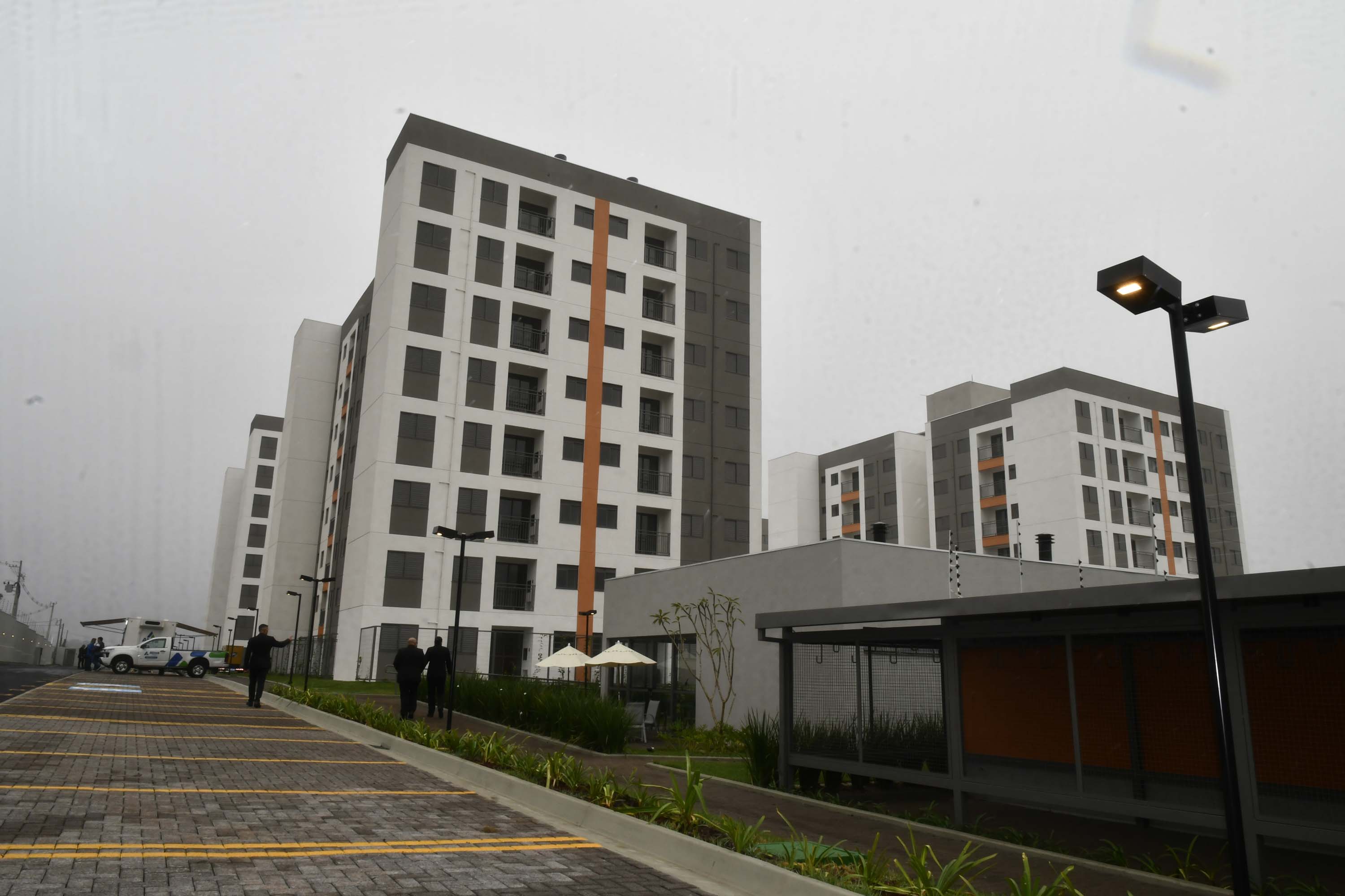 Ratinho Junior inaugura residencial com 320 unidades em Londrina, no Norte do Estado