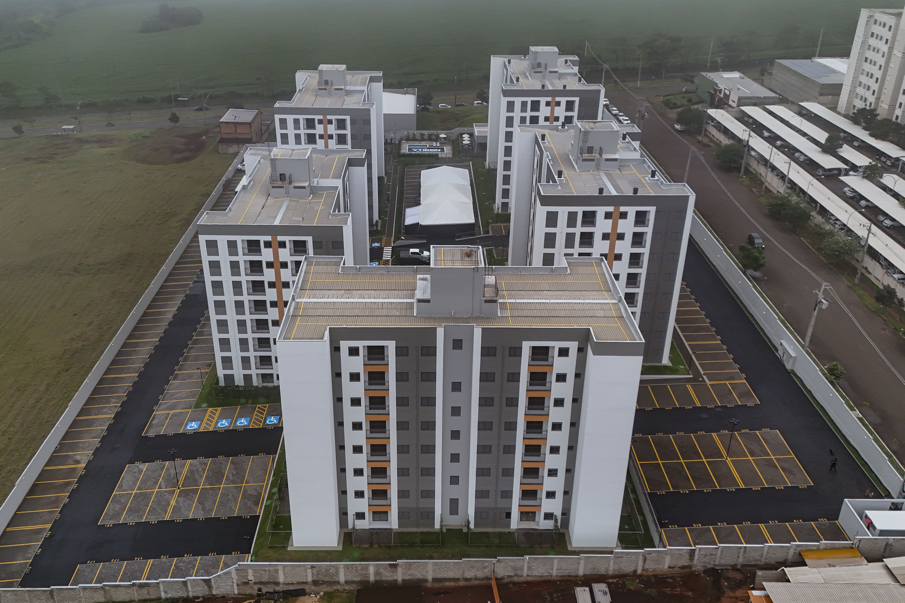 Ratinho Junior inaugura residencial com 320 unidades em Londrina, no Norte do Estado