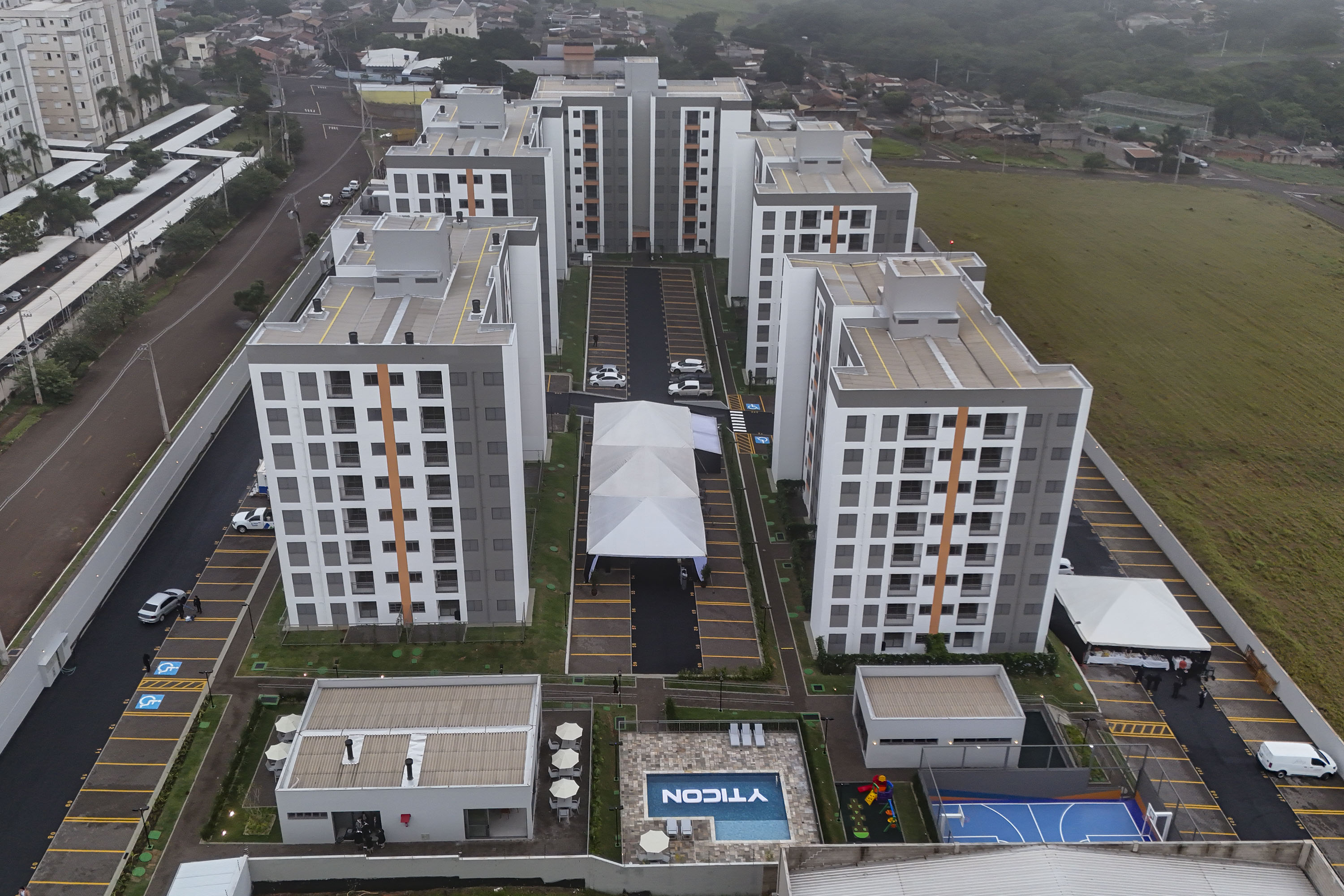 Ratinho Junior inaugura residencial com 320 unidades em Londrina, no Norte do Estado
