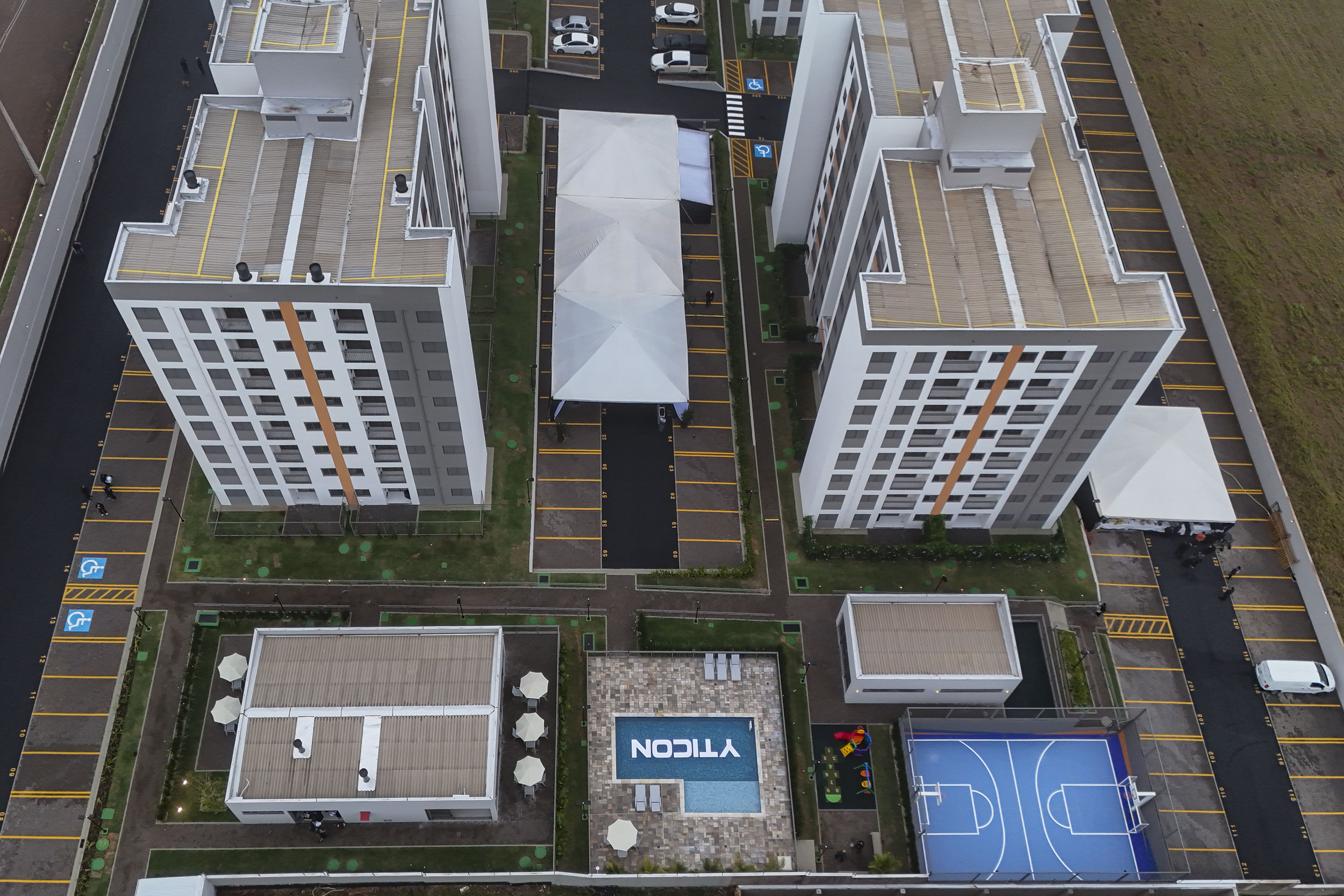 Ratinho Junior inaugura residencial com 320 unidades em Londrina, no Norte do Estado