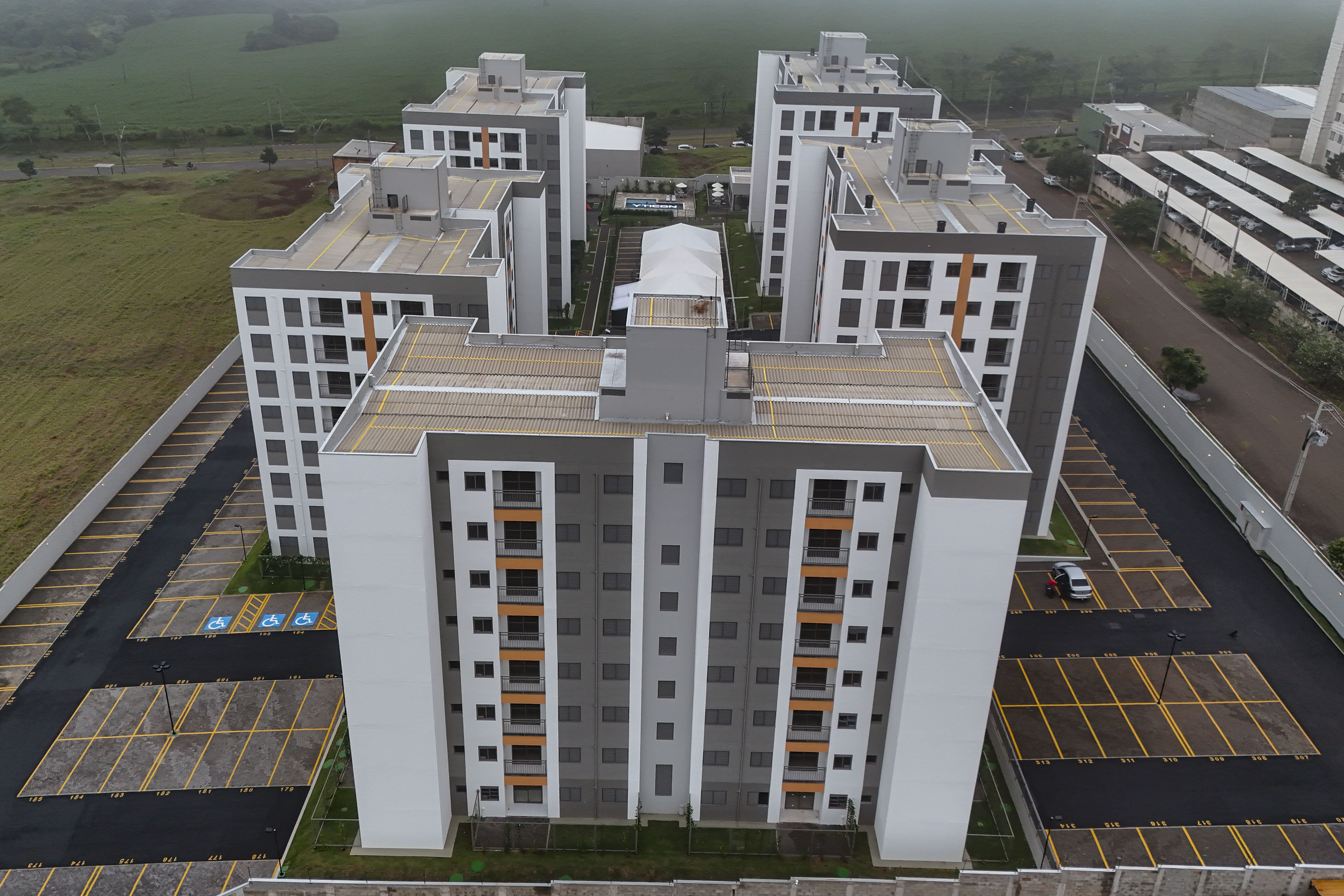 Ratinho Junior inaugura residencial com 320 unidades em Londrina, no Norte do Estado