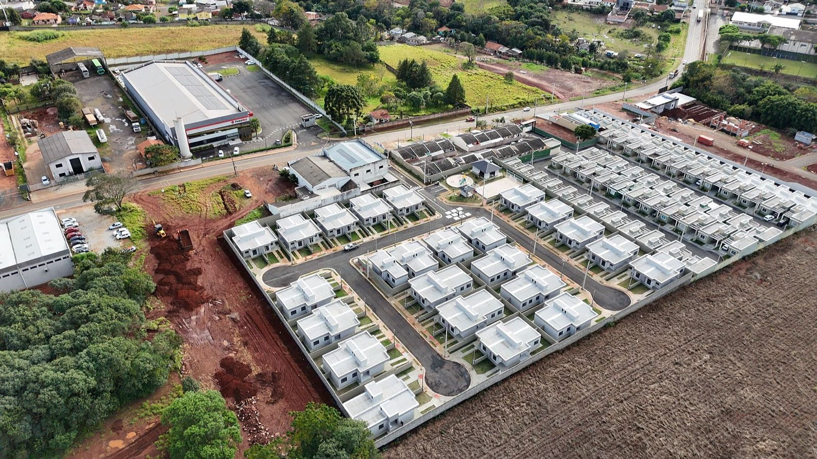 Em Ponta Grossa, condomínio com 47 casas é inaugurado com recursos estaduais
