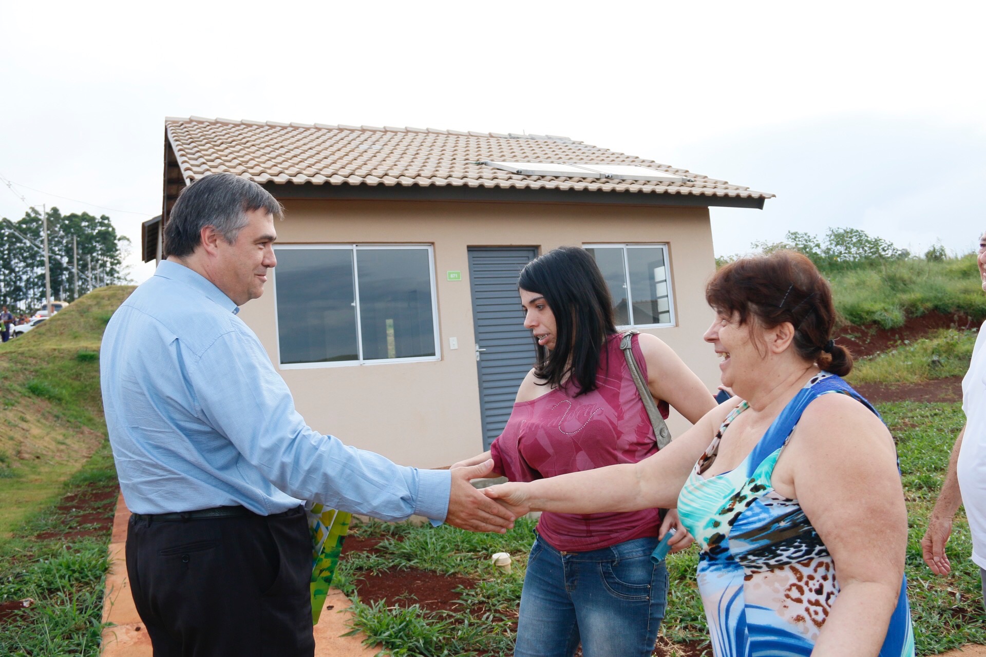 Foi inaugurado na última sexta-feira (21) o Conjunto Residencial Solo Sagrado, novo lar de 500 famílias da cidade de Apucarana, no Vale do Ivaí. O empreendimento recebeu R$ 36 milhões de investimentos do poder público por meio do programa Minha Casa Minha Vida, do Governo Federal, e Morar Bem Paraná, do Governo do Estado, com a participação da Prefeitura de Apucarana.