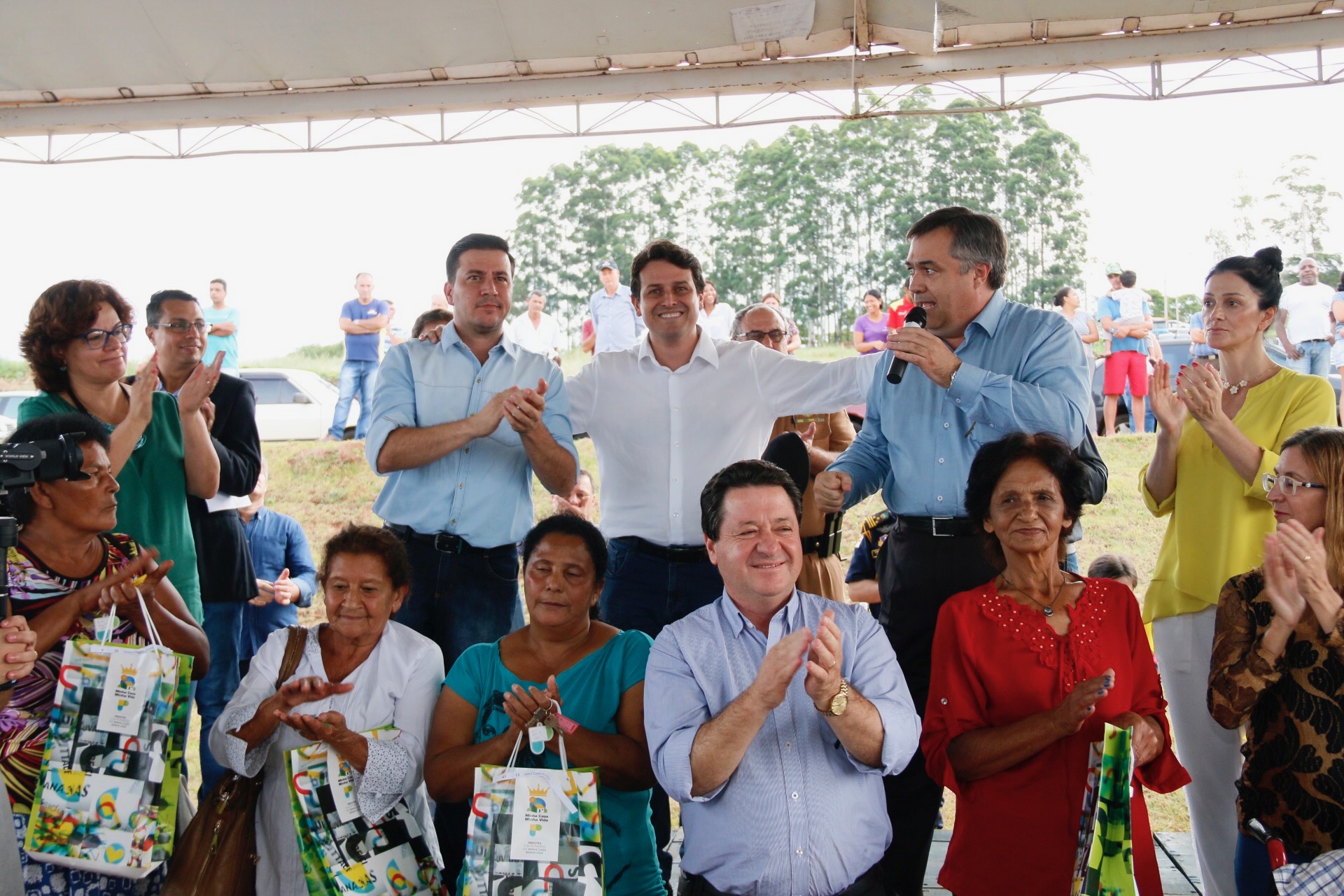 Foi inaugurado na última sexta-feira (21) o Conjunto Residencial Solo Sagrado, novo lar de 500 famílias da cidade de Apucarana, no Vale do Ivaí. O empreendimento recebeu R$ 36 milhões de investimentos do poder público por meio do programa Minha Casa Minha Vida, do Governo Federal, e Morar Bem Paraná, do Governo do Estado, com a participação da Prefeitura de Apucarana.