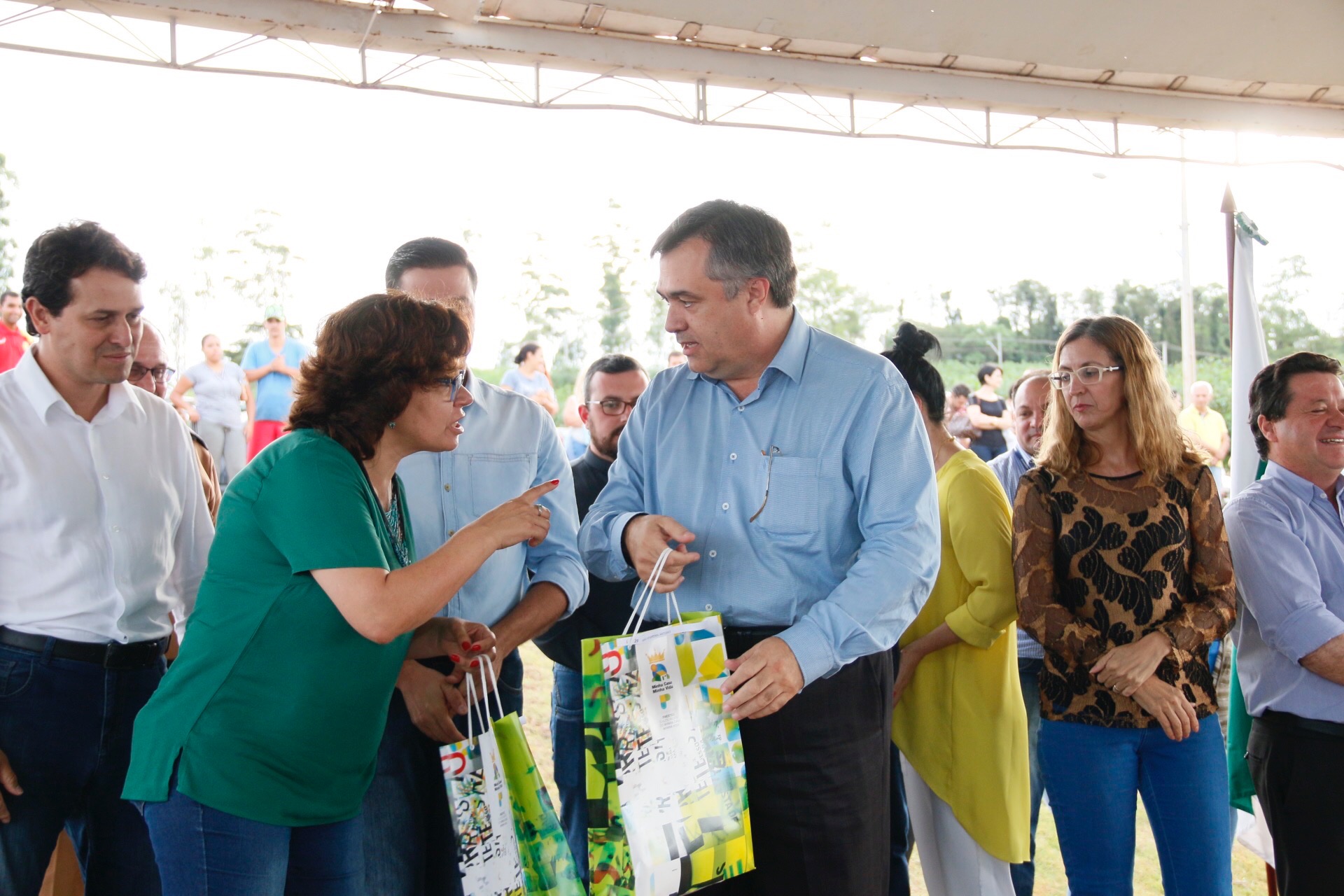 Foi inaugurado na última sexta-feira (21) o Conjunto Residencial Solo Sagrado, novo lar de 500 famílias da cidade de Apucarana, no Vale do Ivaí. O empreendimento recebeu R$ 36 milhões de investimentos do poder público por meio do programa Minha Casa Minha Vida, do Governo Federal, e Morar Bem Paraná, do Governo do Estado, com a participação da Prefeitura de Apucarana.