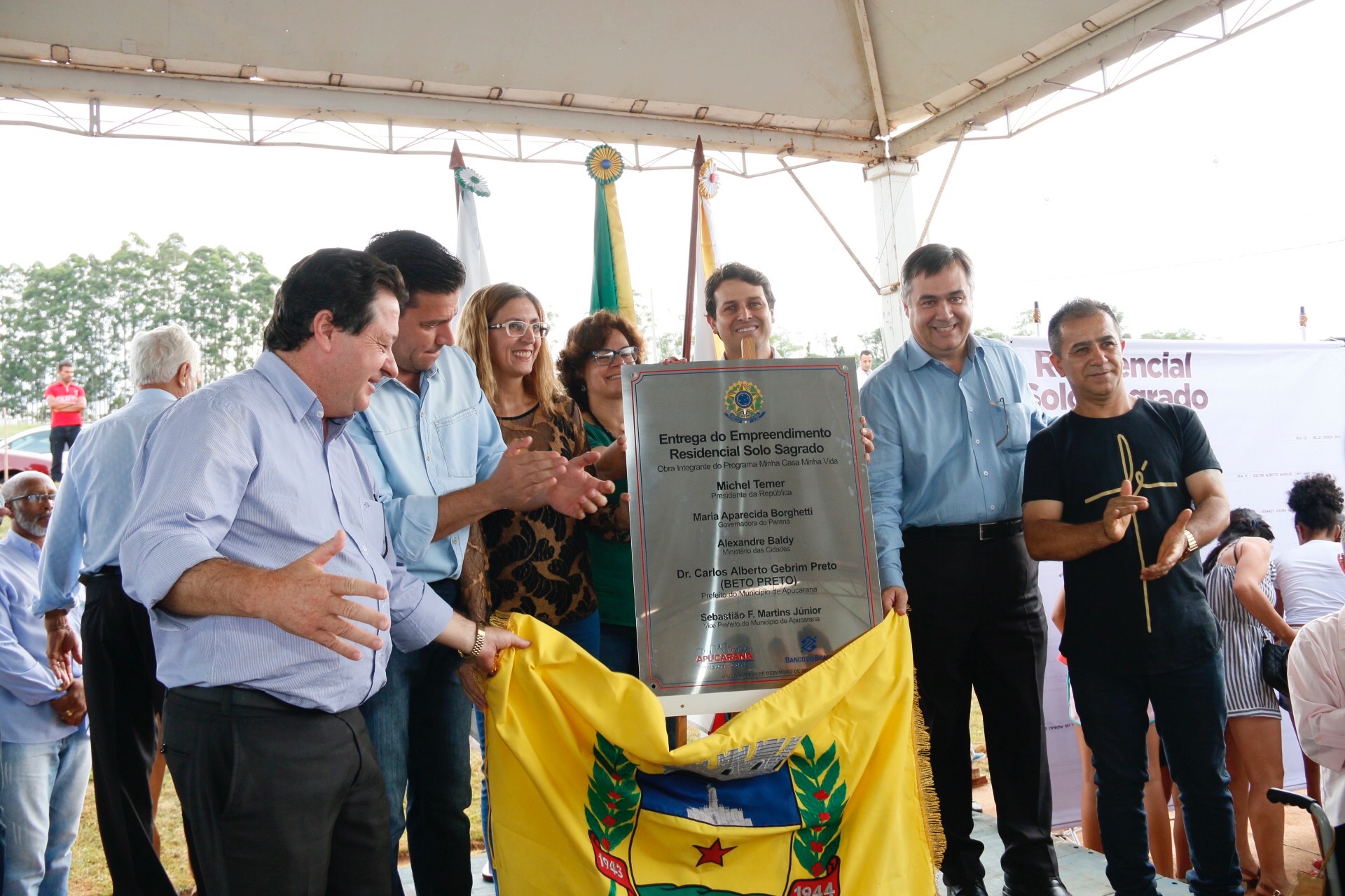 Foi inaugurado na última sexta-feira (21) o Conjunto Residencial Solo Sagrado, novo lar de 500 famílias da cidade de Apucarana, no Vale do Ivaí. O empreendimento recebeu R$ 36 milhões de investimentos do poder público por meio do programa Minha Casa Minha Vida, do Governo Federal, e Morar Bem Paraná, do Governo do Estado, com a participação da Prefeitura de Apucarana.