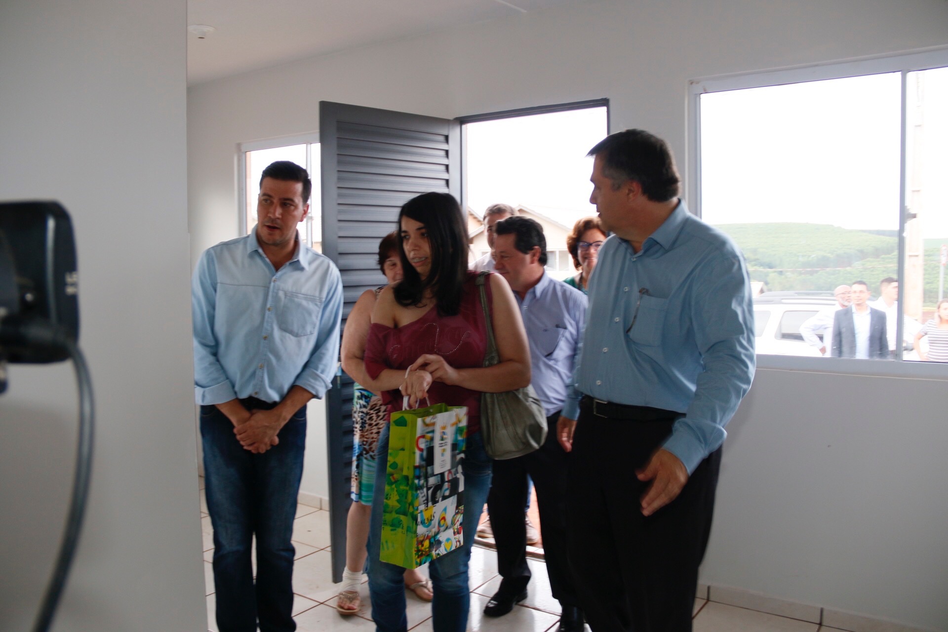 Foi inaugurado na última sexta-feira (21) o Conjunto Residencial Solo Sagrado, novo lar de 500 famílias da cidade de Apucarana, no Vale do Ivaí. O empreendimento recebeu R$ 36 milhões de investimentos do poder público por meio do programa Minha Casa Minha Vida, do Governo Federal, e Morar Bem Paraná, do Governo do Estado, com a participação da Prefeitura de Apucarana.