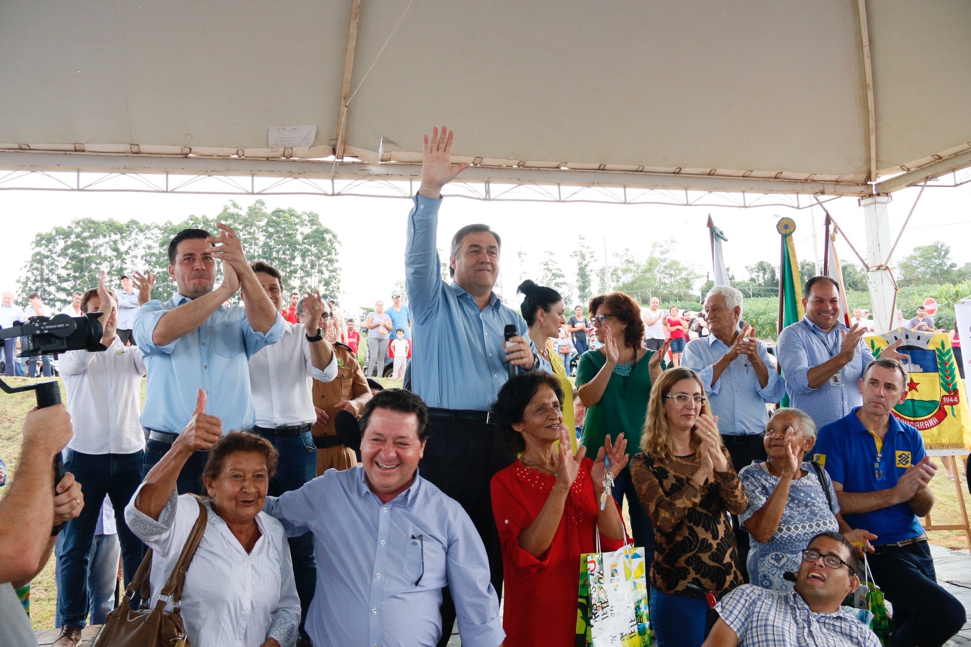 Foi inaugurado na última sexta-feira (21) o Conjunto Residencial Solo Sagrado, novo lar de 500 famílias da cidade de Apucarana, no Vale do Ivaí. O empreendimento recebeu R$ 36 milhões de investimentos do poder público por meio do programa Minha Casa Minha Vida, do Governo Federal, e Morar Bem Paraná, do Governo do Estado, com a participação da Prefeitura de Apucarana.