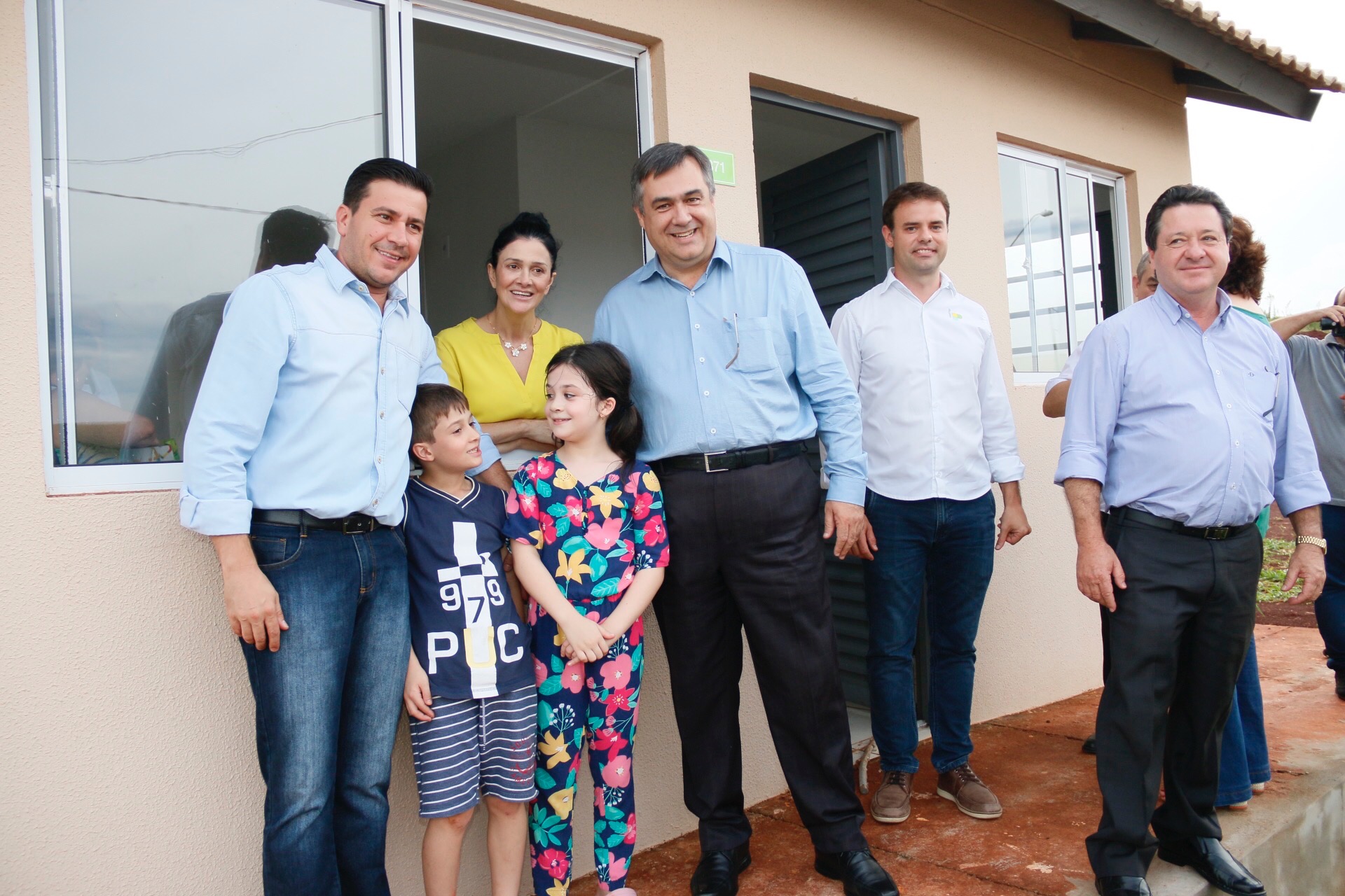 Foi inaugurado na última sexta-feira (21) o Conjunto Residencial Solo Sagrado, novo lar de 500 famílias da cidade de Apucarana, no Vale do Ivaí. O empreendimento recebeu R$ 36 milhões de investimentos do poder público por meio do programa Minha Casa Minha Vida, do Governo Federal, e Morar Bem Paraná, do Governo do Estado, com a participação da Prefeitura de Apucarana.