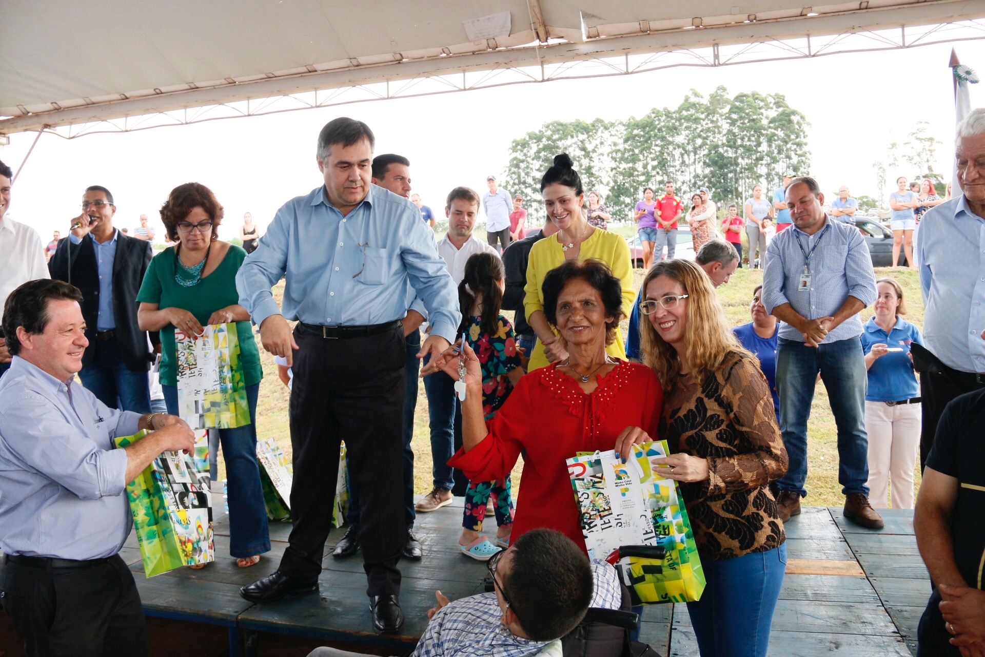 Foi inaugurado na última sexta-feira (21) o Conjunto Residencial Solo Sagrado, novo lar de 500 famílias da cidade de Apucarana, no Vale do Ivaí. O empreendimento recebeu R$ 36 milhões de investimentos do poder público por meio do programa Minha Casa Minha Vida, do Governo Federal, e Morar Bem Paraná, do Governo do Estado, com a participação da Prefeitura de Apucarana.