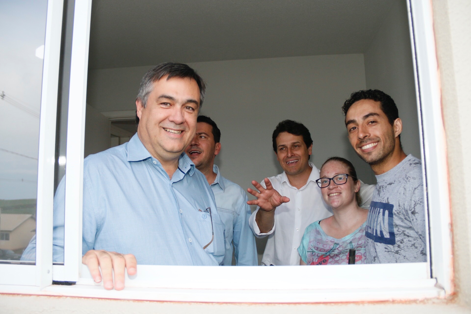 Foi inaugurado na última sexta-feira (21) o Conjunto Residencial Solo Sagrado, novo lar de 500 famílias da cidade de Apucarana, no Vale do Ivaí. O empreendimento recebeu R$ 36 milhões de investimentos do poder público por meio do programa Minha Casa Minha Vida, do Governo Federal, e Morar Bem Paraná, do Governo do Estado, com a participação da Prefeitura de Apucarana.