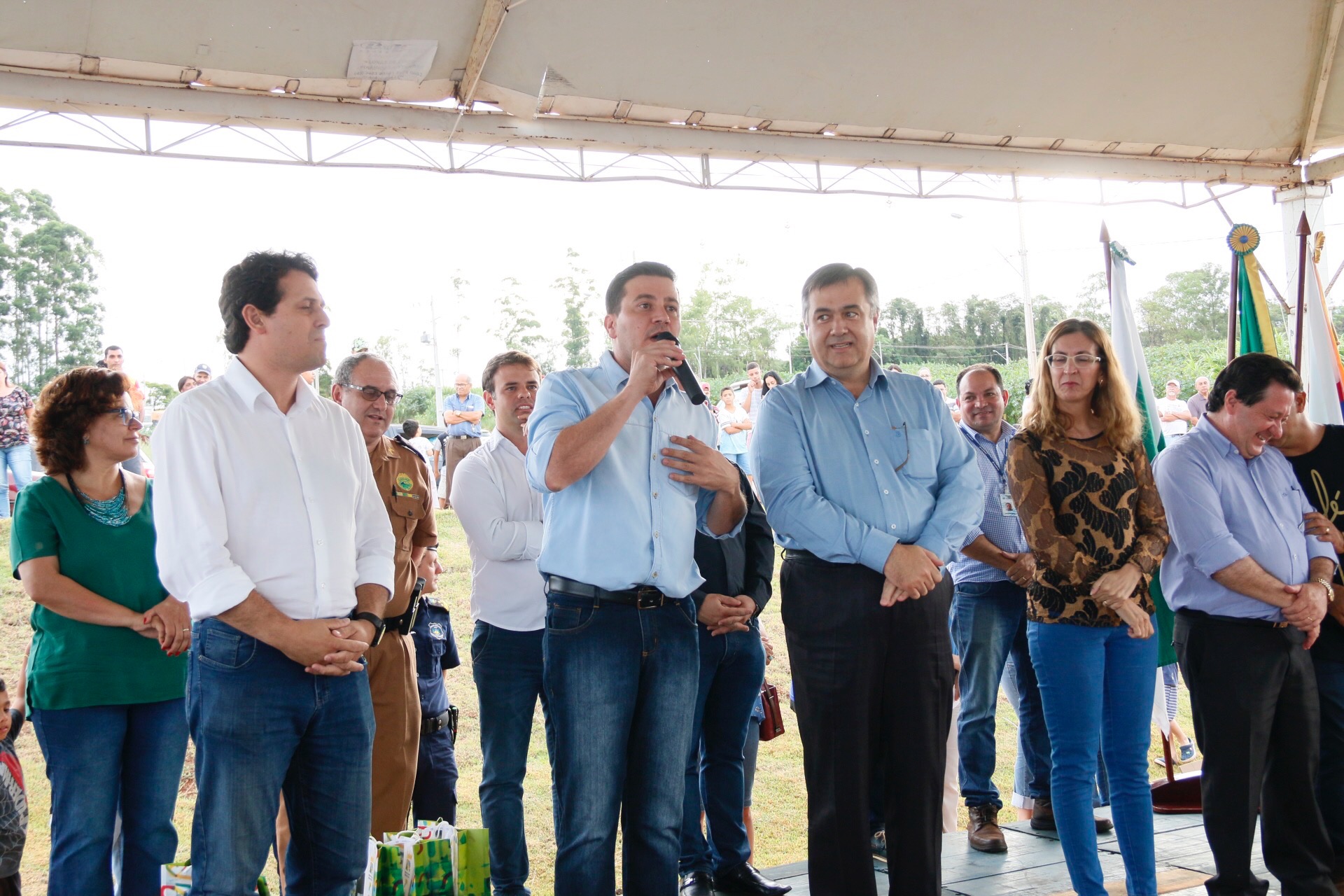 Foi inaugurado na última sexta-feira (21) o Conjunto Residencial Solo Sagrado, novo lar de 500 famílias da cidade de Apucarana, no Vale do Ivaí. O empreendimento recebeu R$ 36 milhões de investimentos do poder público por meio do programa Minha Casa Minha Vida, do Governo Federal, e Morar Bem Paraná, do Governo do Estado, com a participação da Prefeitura de Apucarana.