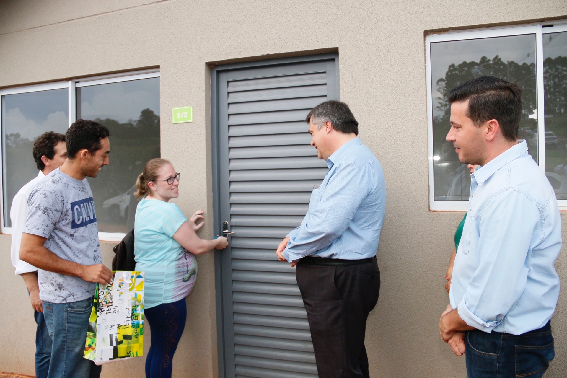 Foi inaugurado na última sexta-feira (21) o Conjunto Residencial Solo Sagrado, novo lar de 500 famílias da cidade de Apucarana, no Vale do Ivaí. O empreendimento recebeu R$ 36 milhões de investimentos do poder público por meio do programa Minha Casa Minha Vida, do Governo Federal, e Morar Bem Paraná, do Governo do Estado, com a participação da Prefeitura de Apucarana.