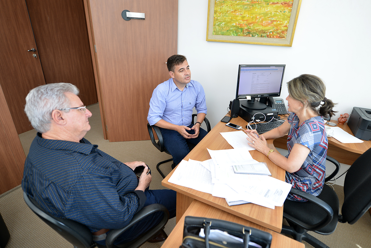 O prefeito de Jesuítas, Junior Weiller, visitou a sede da Cohapar, em Curitiba, nesta terça-feira (8). Ele se reuniu com a assessora da presidência, Jocely Loyola, com quem tratou de ações conjuntas entre os órgãos para a viabilização de novos projetos habitacionais.