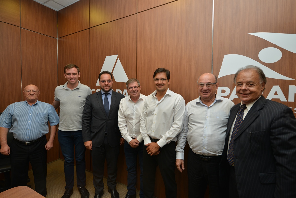 O presidente da Companhia de Habitação do Paraná (Cohapar), Jorge Lange, realizou a primeira reunião trabalho com os funcionários da empresa nesta segunda-feira (14). A assinatura do termo de posse aconteceu na última sexta-feira (11), após a indicação do governador Carlos Massa Ratinho Junior ter sido aprovada pelo Conselho de Administração da companhia.