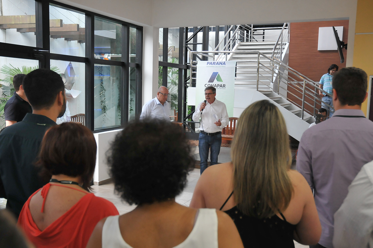 O presidente da Companhia de Habitação do Paraná (Cohapar), Jorge Lange, realizou a primeira reunião trabalho com os funcionários da empresa nesta segunda-feira (14). A assinatura do termo de posse aconteceu na última sexta-feira (11), após a indicação do governador Carlos Massa Ratinho Junior ter sido aprovada pelo Conselho de Administração da companhia.