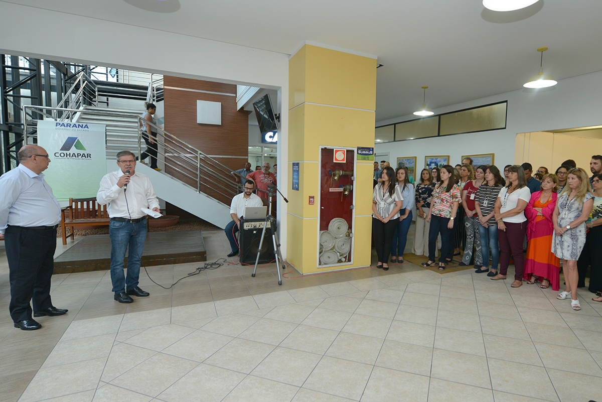 O presidente da Companhia de Habitação do Paraná (Cohapar), Jorge Lange, realizou a primeira reunião trabalho com os funcionários da empresa nesta segunda-feira (14). A assinatura do termo de posse aconteceu na última sexta-feira (11), após a indicação do governador Carlos Massa Ratinho Junior ter sido aprovada pelo Conselho de Administração da companhia.