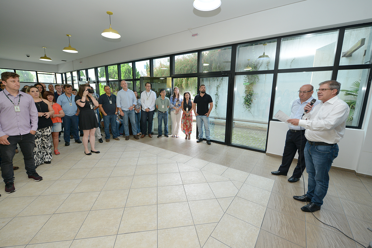 O presidente da Companhia de Habitação do Paraná (Cohapar), Jorge Lange, realizou a primeira reunião trabalho com os funcionários da empresa nesta segunda-feira (14). A assinatura do termo de posse aconteceu na última sexta-feira (11), após a indicação do governador Carlos Massa Ratinho Junior ter sido aprovada pelo Conselho de Administração da companhia.