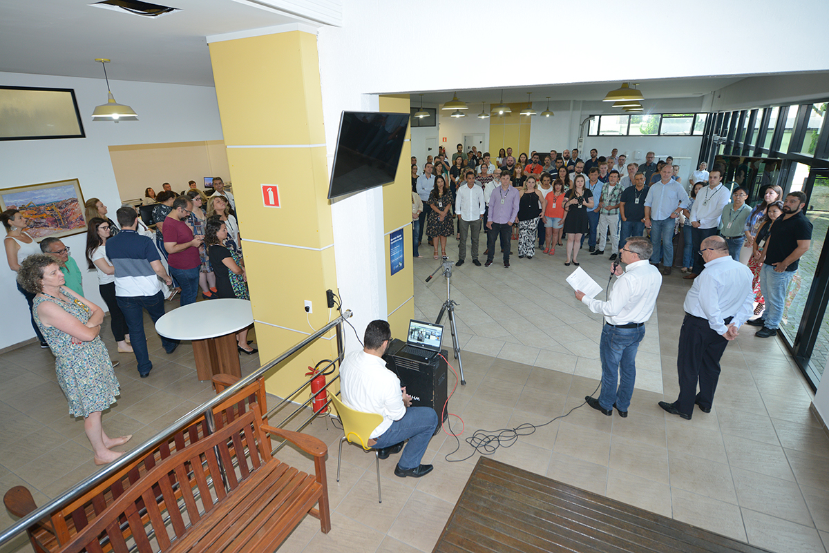 O presidente da Companhia de Habitação do Paraná (Cohapar), Jorge Lange, realizou a primeira reunião trabalho com os funcionários da empresa nesta segunda-feira (14). A assinatura do termo de posse aconteceu na última sexta-feira (11), após a indicação do governador Carlos Massa Ratinho Junior ter sido aprovada pelo Conselho de Administração da companhia.