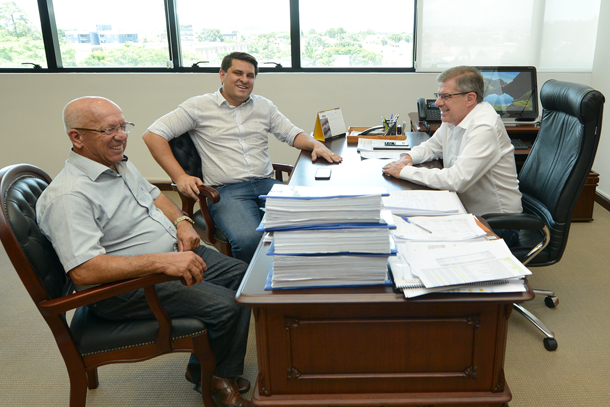 O prefeito de Santa Cruz de Monte Castelo, Fran Boni, fez uma visita ao novo presidente da Cohapar, Jorge Lange, nesta terça-feira (29). Durante o encontro na sede da empresa, em Curitiba, os dois trataram da continuidade de projetos habitacionais iniciados de forma conjunta entre o Governo do Estado e a administração municipal.