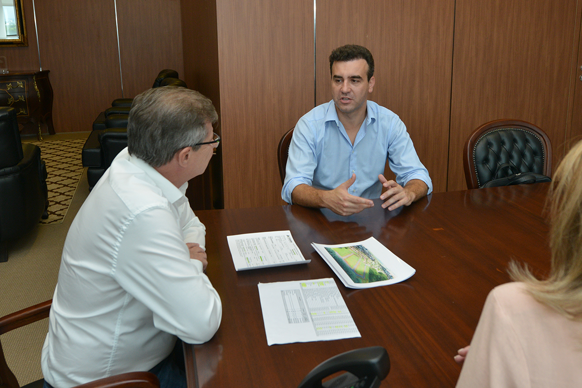 O prefeito de São Jorge do Ivaí, André Bovo, esteve na sede da Cohapar, em Curitiba, nesta segunda-feira (25). Ele conversou com o presidente da companhia, Jorge Lange, a respeito do firmamento de novas parcerias entre o município e o Governo do Estado para a construção de casas populares.