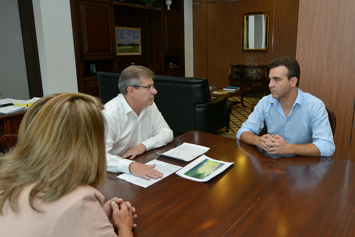 O prefeito de São Jorge do Ivaí, André Bovo, esteve na sede da Cohapar, em Curitiba, nesta segunda-feira (25). Ele conversou com o presidente da companhia, Jorge Lange, a respeito do firmamento de novas parcerias entre o município e o Governo do Estado para a construção de casas populares.