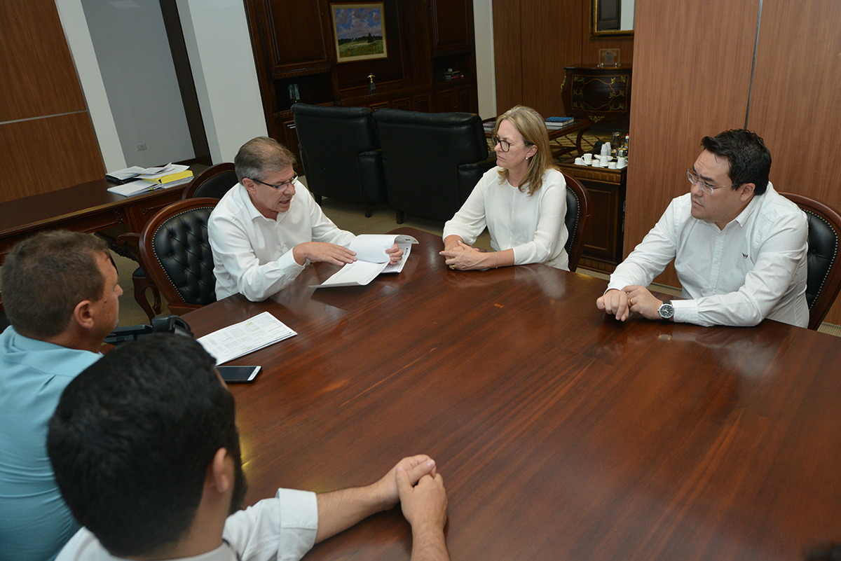 O presidente da Cohapar, Jorge Lange, recebeu nesta segunda-feira (25) os prefeitos de Manoel Ribas, Marilândia do Sul e Novo Itacolomi para tratar de projetos ligados ao programa Família Paranaense. As três cidades serão beneficiadas com a construção de 78 casas populares para o atendimento de famílias de baixa renda.