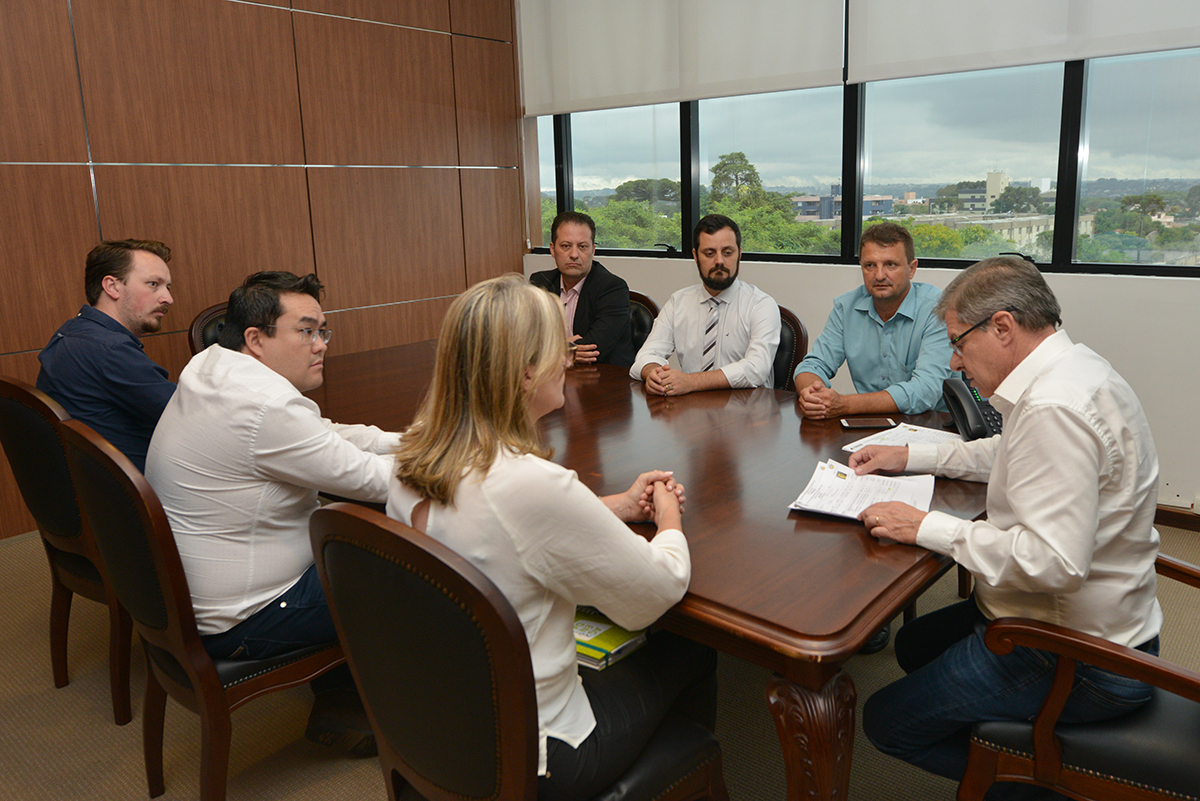 O presidente da Cohapar, Jorge Lange, recebeu nesta segunda-feira (25) os prefeitos de Manoel Ribas, Marilândia do Sul e Novo Itacolomi para tratar de projetos ligados ao programa Família Paranaense. As três cidades serão beneficiadas com a construção de 78 casas populares para o atendimento de famílias de baixa renda.