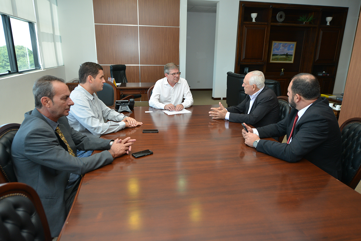 O presidente da Cohapar, Jorge Lange, e o prefeito de Nova Esperança, Moacir Olivatti, estiveram reunidos nesta terça-feira (2) na sede da empresa, em Curitiba, para tratar da ampliação das parcerias entre os órgãos na construção de casas populares. Atualmente, 133 imóveis estão em fase avançada de obras na cidade e o objetivo da administração municipal é viabilizar a construção de outras 137 moradias.