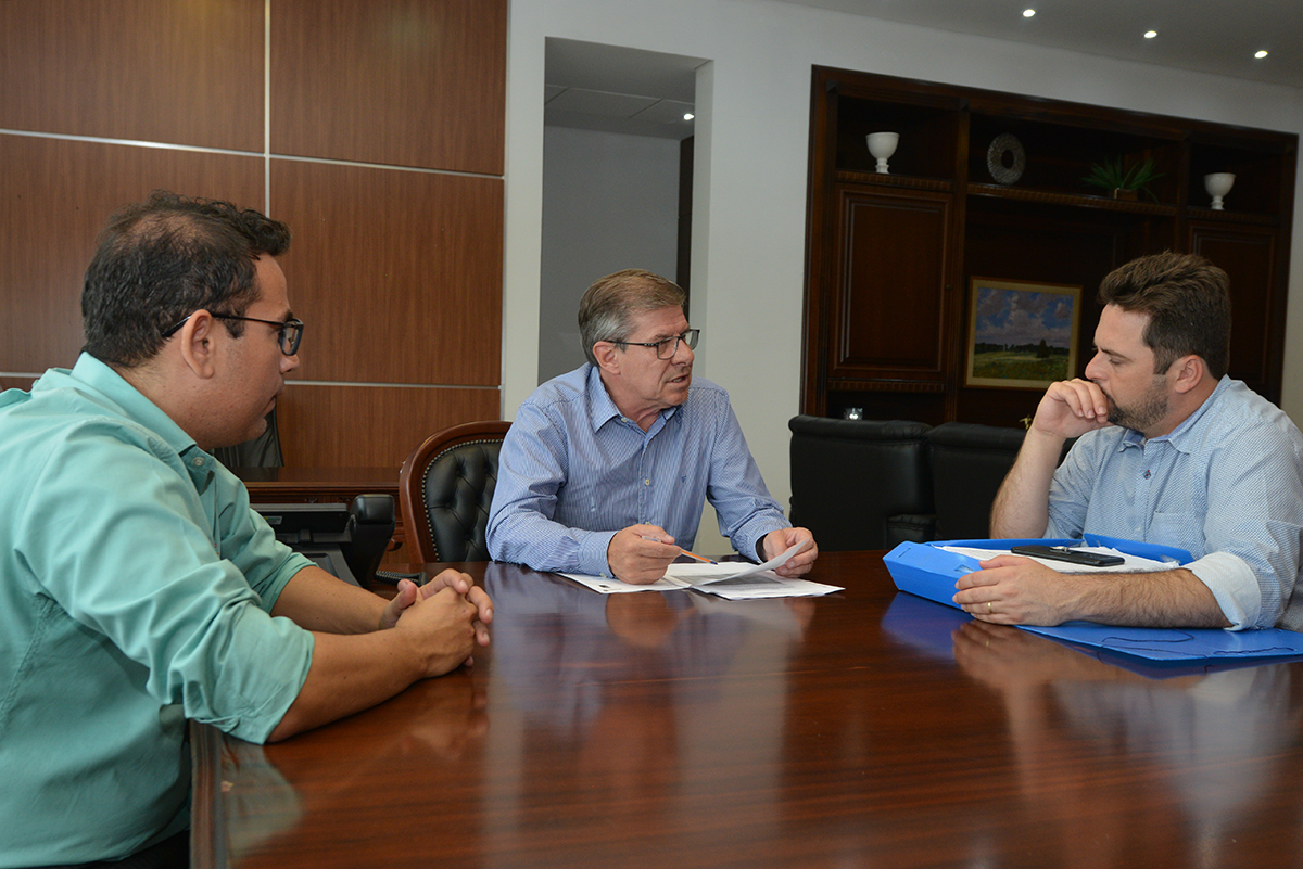 O presidente da Cohapar, Jorge Lange, recebeu nesta quarta-feira (3) a visita do prefeito de Itaguajé, Crisogono Junior (Juninho). O gestor municipal foi à sede da empresa, em Curitiba, para solicitar a contratação de novos empreendimentos habitacionais para o município.