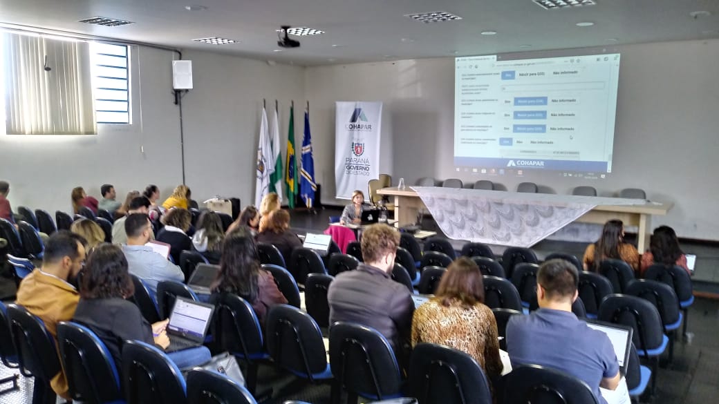 Técnicos da Cohapar concluíram nesta semana mais dois ciclos de treinamento com funcionários de 68 prefeituras paranaenses para atualização do Plano Estadual de Habitação de Interesse Social do Paraná (PEHIS-PR). Os municípios representam 100% daqueles pertencentes à área de abrangência dos escritórios regionais da companhia em Apucarana e Cornélio Procópio, cidades que sediaram as capacitações.