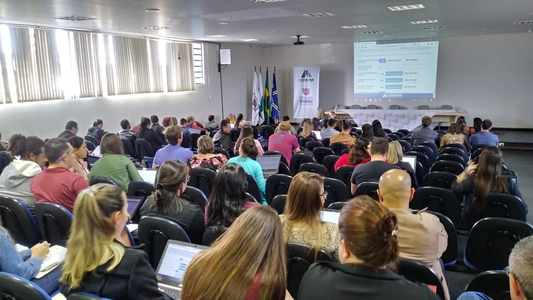 Técnicos da Cohapar concluíram nesta semana mais dois ciclos de treinamento com funcionários de 68 prefeituras paranaenses para atualização do Plano Estadual de Habitação de Interesse Social do Paraná (PEHIS-PR). Os municípios representam 100% daqueles pertencentes à área de abrangência dos escritórios regionais da companhia em Apucarana e Cornélio Procópio, cidades que sediaram as capacitações.