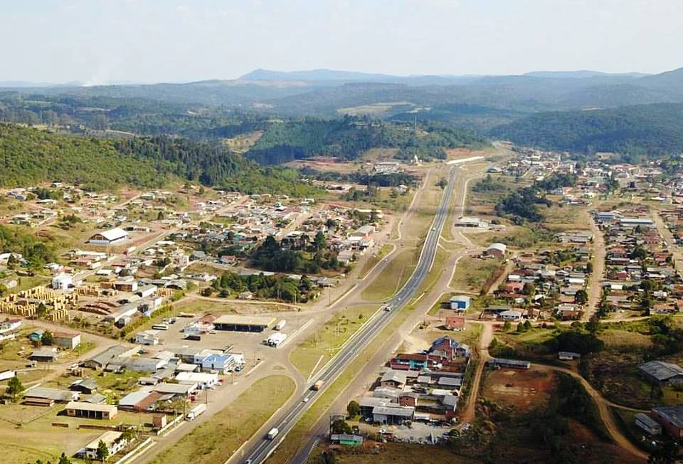 Pessoas interessadas em adquirir uma casa própria em General Carneiro, na região Sul do estado, terão a oportunidade de participar de um leilão promovido pela Cohapar nesta terça-feira (18). As propostas devem ser protocoladas pessoalmente no escritório regional da companhia em União da Vitória, entre as 13h30 e as 14h30, na Rua Ipiranga, 108, no centro da cidade.