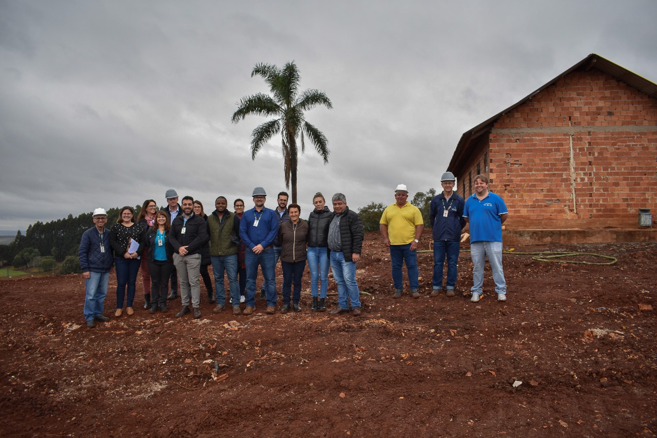 Uma comitiva de integrantes do Banco Interamericano de Desenvolvimento (BID) esteve no Paraná para acompanhar obras de construção de casas populares na última semana. Acompanhados de técnicos da Cohapar e da Secretaria de Estado da Justiça, Família e Trabalho, eles conferiram detalhes de empreendimentos habitacionais em Cantagalo, Fernandes Pinheiro, Rebouças e Teixeira Soares.