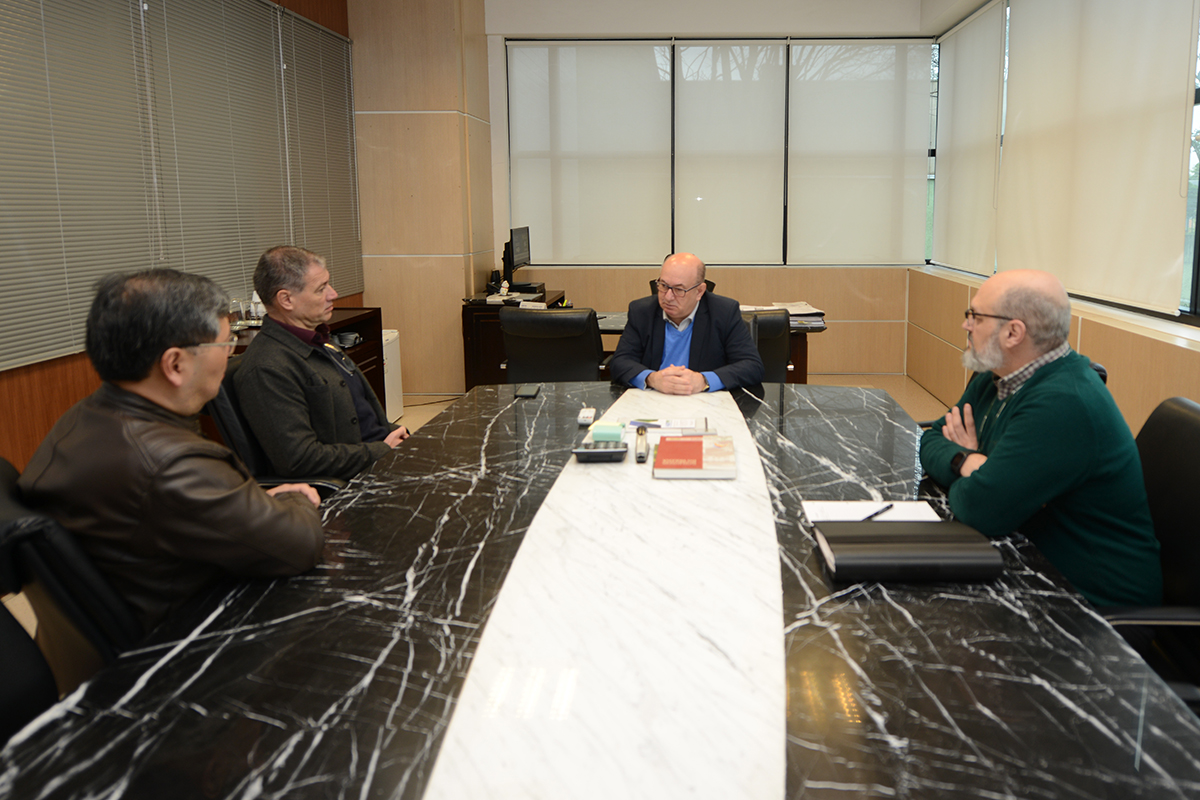 Representantes da Cohapar e do Instituto Paranaense de Desenvolvimento Econômico e Social (Ipardes) se reuniram nesta sexta-feira (6) para discutir os detalhes de uma nova parceria entre os órgãos. O objetivo é elaborar um estudo aprofundado sobre os impactos socioeconômicos propiciados direta e indiretamente pelos projetos habitacionais coordenados pela companhia.