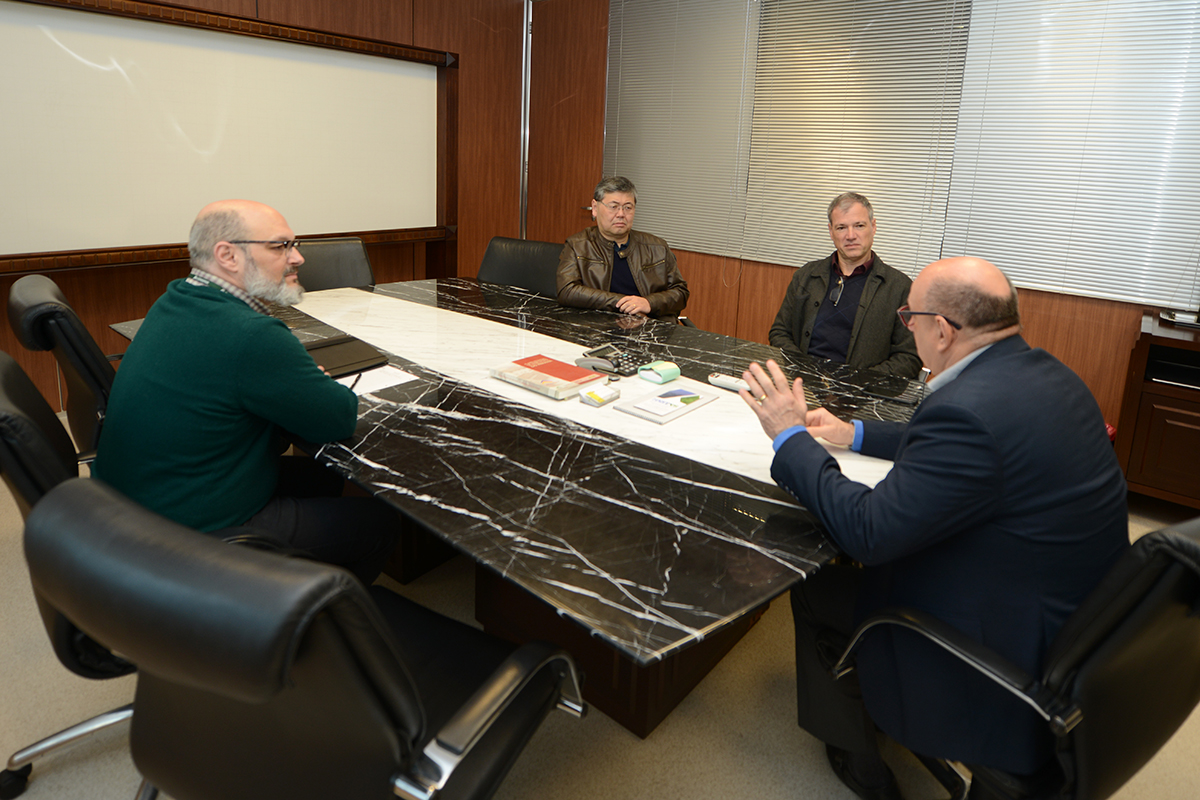 Representantes da Cohapar e do Instituto Paranaense de Desenvolvimento Econômico e Social (Ipardes) se reuniram nesta sexta-feira (6) para discutir os detalhes de uma nova parceria entre os órgãos. O objetivo é elaborar um estudo aprofundado sobre os impactos socioeconômicos propiciados direta e indiretamente pelos projetos habitacionais coordenados pela companhia.