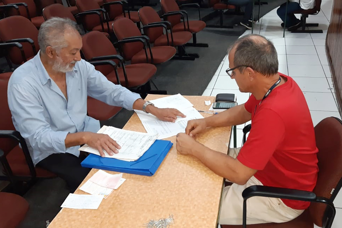 Técnicos da Cohapar entregaram na última semana as escrituras de oito imóveis a mutuários da empresa de Maringá e Santo Inácio, na região Norte do Paraná. A ação faz parte do programa de Escrituração Direta da companhia, que consiste na oferta de um serviço para reconhecimento de propriedade feito de forma mais rápida e barata do que o praticado normalmente pelo mercado.
