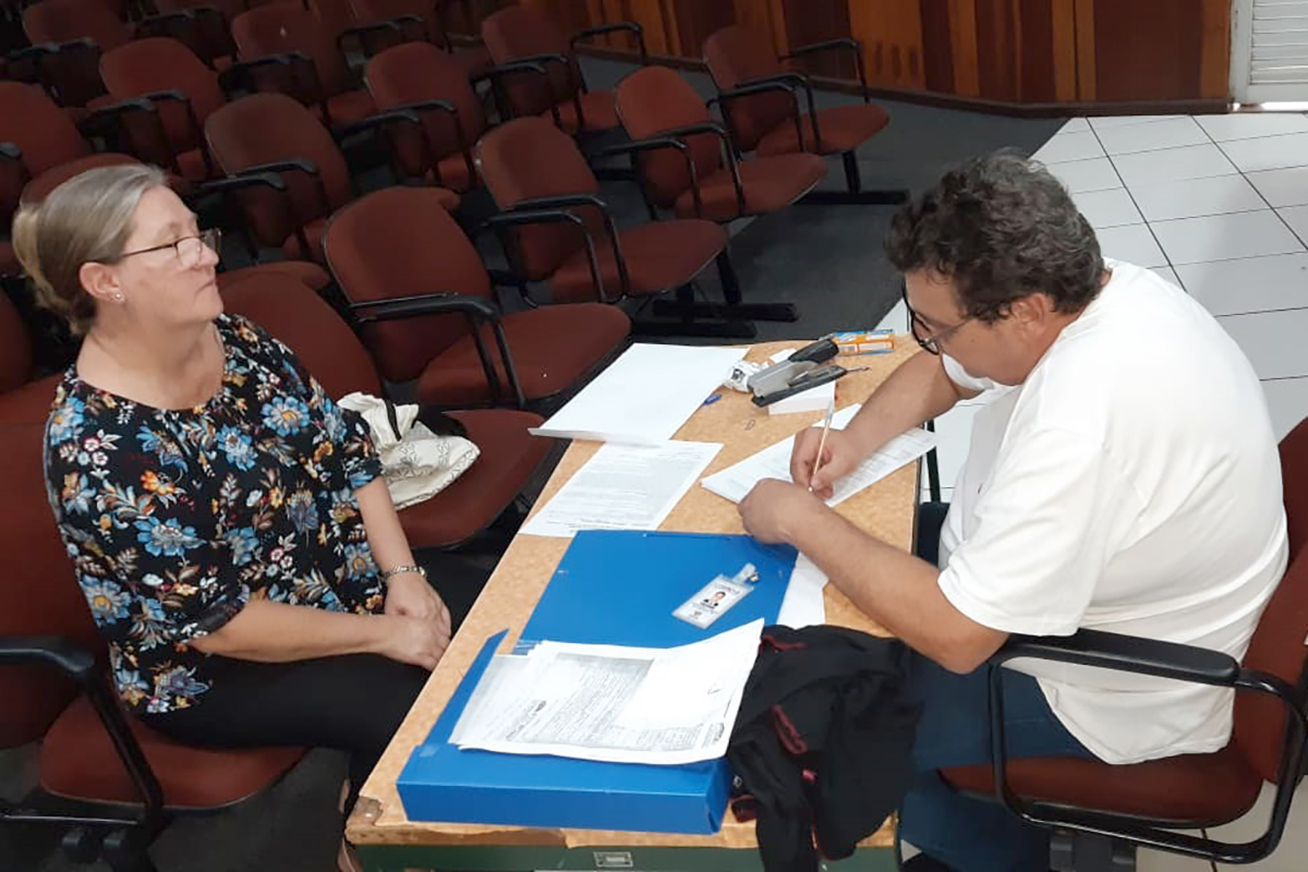 Técnicos da Cohapar entregaram na última semana as escrituras de oito imóveis a mutuários da empresa de Maringá e Santo Inácio, na região Norte do Paraná. A ação faz parte do programa de Escrituração Direta da companhia, que consiste na oferta de um serviço para reconhecimento de propriedade feito de forma mais rápida e barata do que o praticado normalmente pelo mercado.