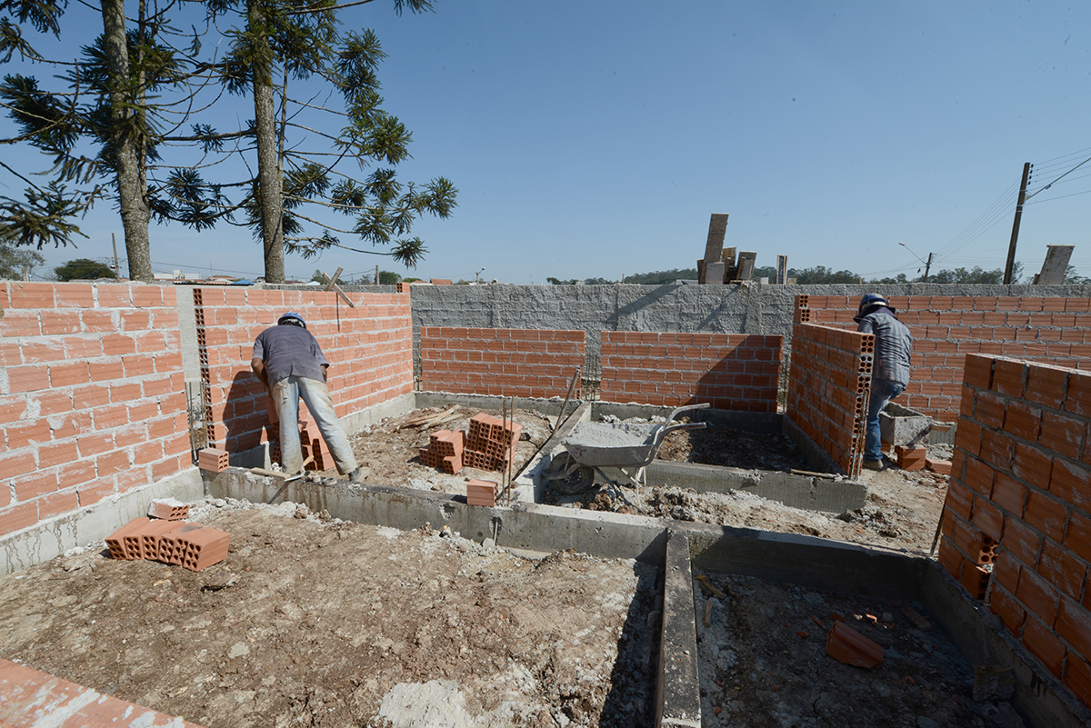 A Cohapar iniciou a venda de 47 novas moradias populares em Piraquara. As unidades fazem parte do Residencial Parque das Águas, que está com 26% do cronograma de obras concluído e deverá ser entregue aos futuros moradores no primeiro semestre de 2020.