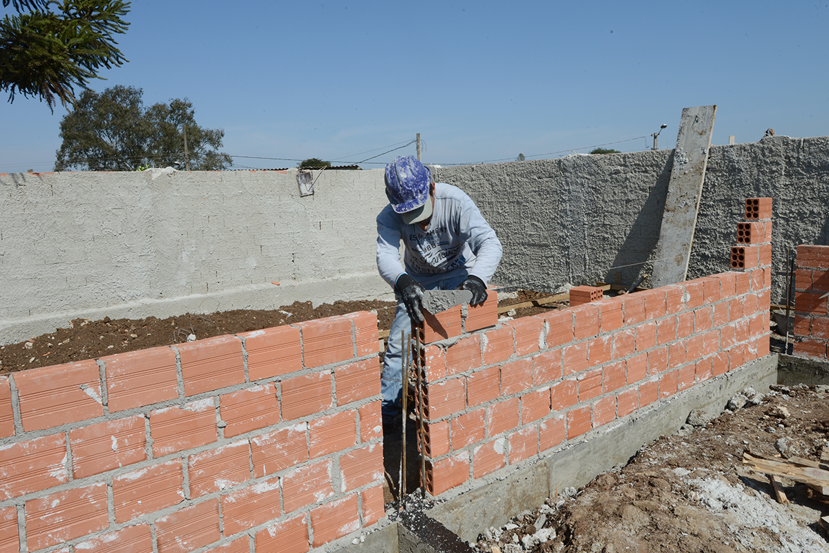 A Cohapar iniciou a venda de 47 novas moradias populares em Piraquara. As unidades fazem parte do Residencial Parque das Águas, que está com 26% do cronograma de obras concluído e deverá ser entregue aos futuros moradores no primeiro semestre de 2020.