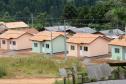 Representantes do Governo do Estado e da Prefeitura de Bituruna entregaram nesta sexta-feira (14) as chaves de 25 casas populares a famílias que viviam em situação de vulnerabilidade social na cidade, na região Sul do estado. Graças aos aportes de R$ 1,2 milhão feitos por meio do programa Nossa Gente Paraná, os beneficiários não precisarão arcar com nenhum custo pela mudança para as novas moradias.