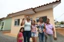 Representantes do Governo do Estado e da Prefeitura de Bituruna entregaram nesta sexta-feira (14) as chaves de 25 casas populares a famílias que viviam em situação de vulnerabilidade social na cidade, na região Sul do estado. Graças aos aportes de R$ 1,2 milhão feitos por meio do programa Nossa Gente Paraná, os beneficiários não precisarão arcar com nenhum custo pela mudança para as novas moradias.