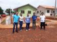 Nesta quarta-feira (18), representantes da Cohapar entregaram as chaves da casa própria para 13 famílias carentes de Quinta do Sol, na região Centro-Oeste do estado. O projeto faz parte de um trabalho integrado da companhia com a Secretaria da Justiça, Família e Trabalho e a prefeitura, com investimentos de R$ 730 mil em recursos do Fundo de Combate à Pobreza, por meio do programa Nossa Gente Paraná. 