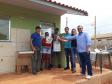 Nesta quarta-feira (18), representantes da Cohapar entregaram as chaves da casa própria para 13 famílias carentes de Quinta do Sol, na região Centro-Oeste do estado. O projeto faz parte de um trabalho integrado da companhia com a Secretaria da Justiça, Família e Trabalho e a prefeitura, com investimentos de R$ 730 mil em recursos do Fundo de Combate à Pobreza, por meio do programa Nossa Gente Paraná. 