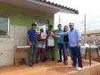 Nesta quarta-feira (18), representantes da Cohapar entregaram as chaves da casa própria para 13 famílias carentes de Quinta do Sol, na região Centro-Oeste do estado. O projeto faz parte de um trabalho integrado da companhia com a Secretaria da Justiça, Família e Trabalho e a prefeitura, com investimentos de R$ 730 mil em recursos do Fundo de Combate à Pobreza, por meio do programa Nossa Gente Paraná. 