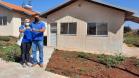 Novas moradias são entregues a 100 famílias de Santa Mariana