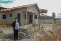 Neide Paulino em frente a sua casa em obras